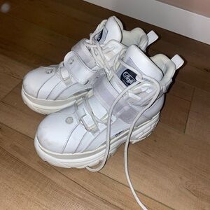 High top platform sneaker